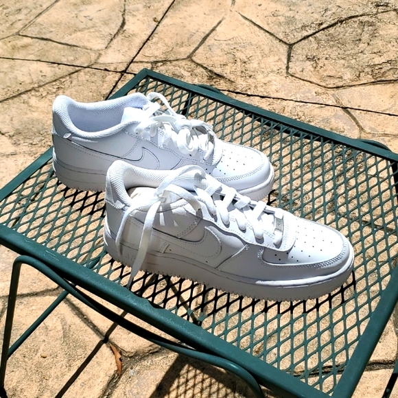 Nike Air Force 1 LE GS Kids White Sneakers - Picture 2 of 8